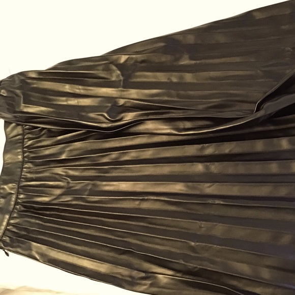 Dresses & Skirts - Pleated faux leather skirt